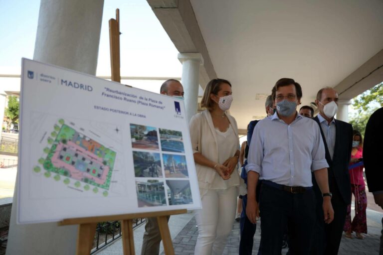 Joaquín Molpeceres recibe la invitación para la reapertura de la plaza Francisco Ruano rehabilitada por Licuas