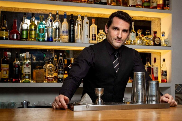 El curso de bartender profesional de la ESCOM asegura a los estudiantes un buen futuro