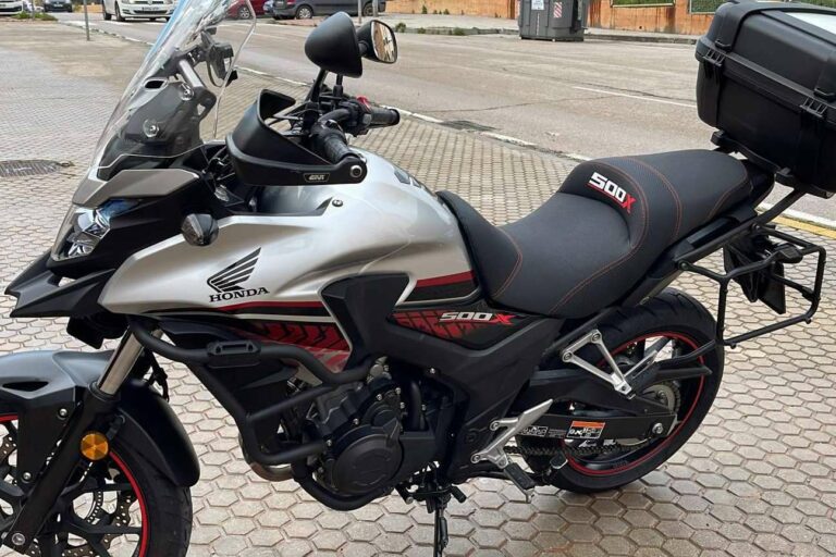 Tener un asiento de moto cómodo para viajar es vital, por JM-FUNDAS