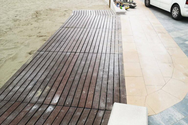Para las playas en verano son recomendables las pasarelas hechas de plástico 100 % reciclado