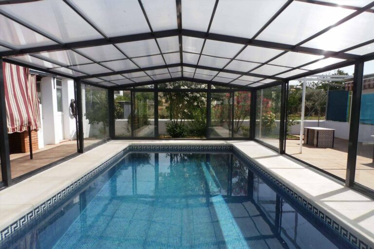 Las cubiertas de piscina en vidrio de seguridad, disponibles en COVERTTO