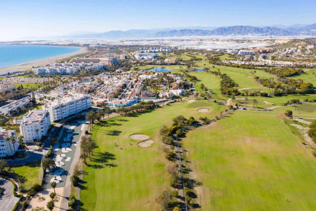 Almerimar, un lugar privilegiado de la Costa de Almería ofrece la opción de vivir frente al mar en un apartamento