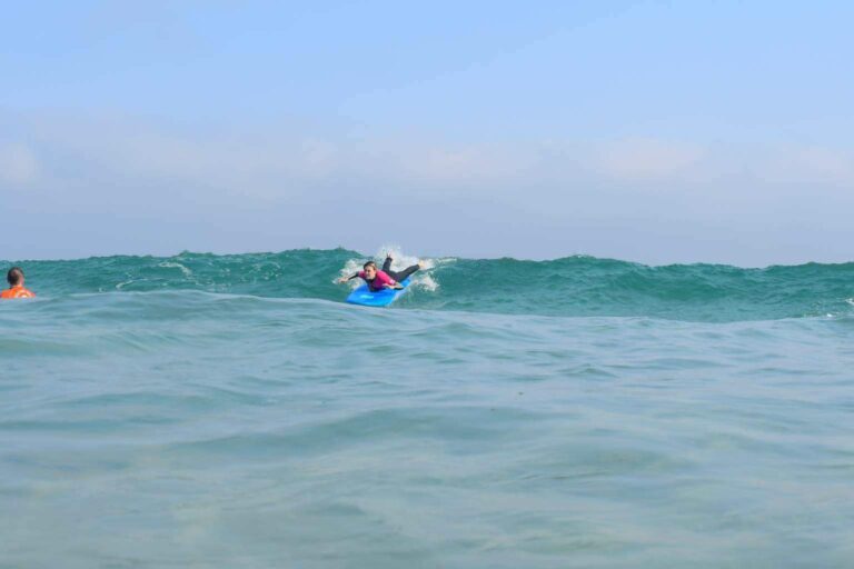 Campamentos de surf para aprender en verano, con Watsay Surf School