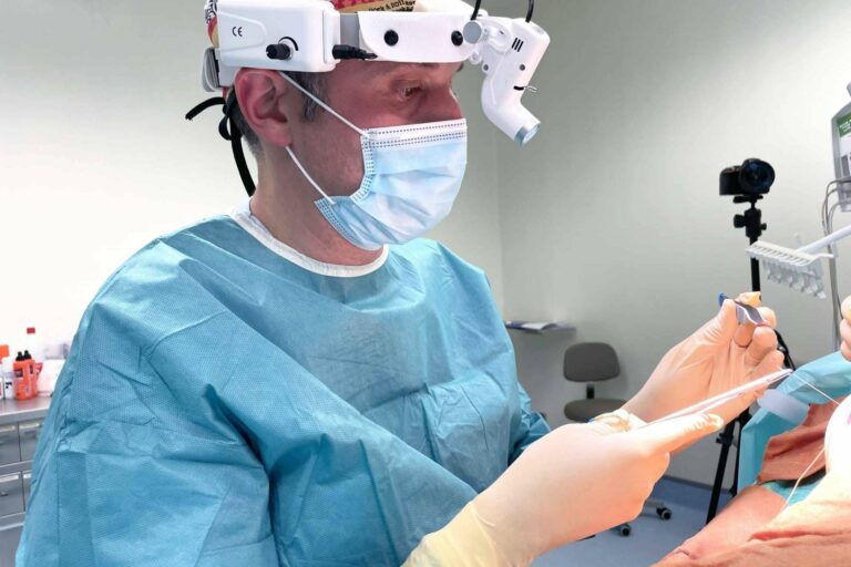 El Doctor Álvarez lleva a cabo una reconstrucción mamaria para pacientes de cáncer de mama