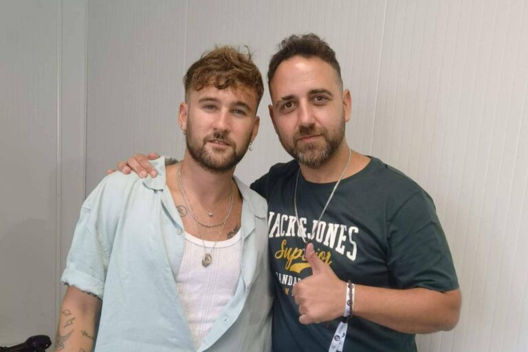 Eulogio Medina, conocido como el peluquero de los famosos, es el estilista de los artistas en el festival Sonorama