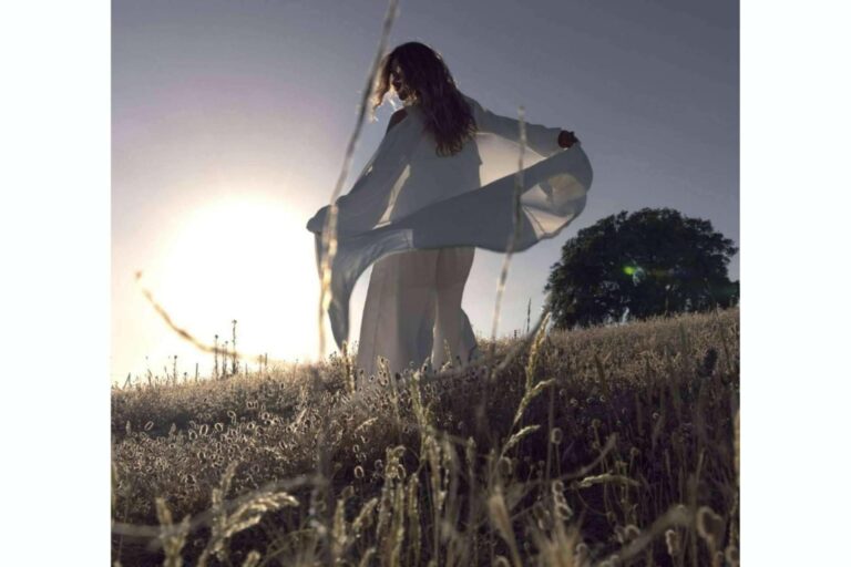 Martha Sáenz, una artista que emplea el surrealismo para plasmar sus experiencias