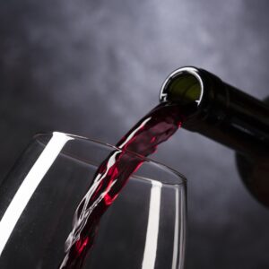 ¿Cómo deberías mantener las botellas de vino?