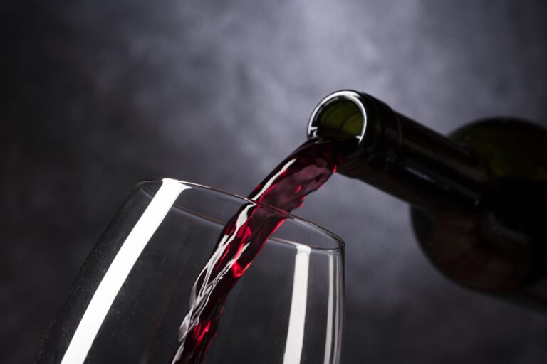¿Cómo deberías mantener las botellas de vino?