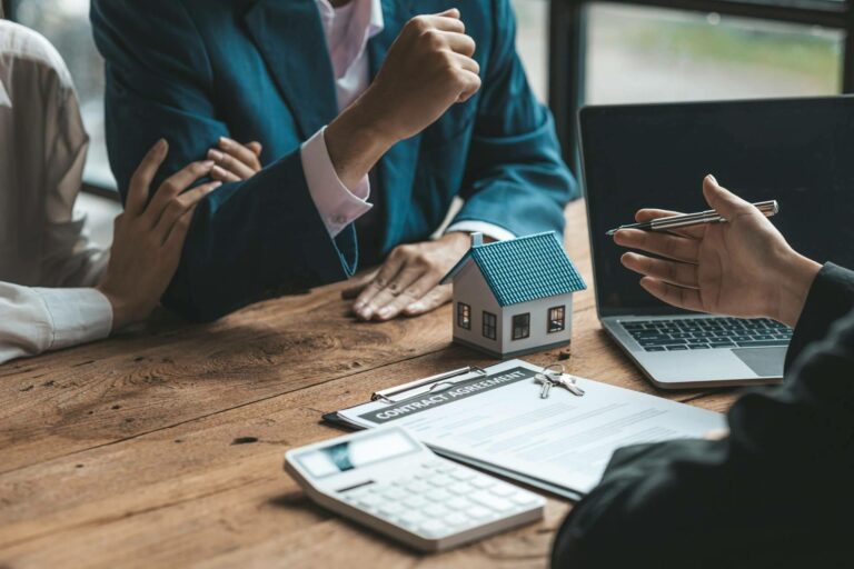 El equipo de profesionales inmobiliarios de Málaga que trabaja en exclusiva para el cliente en la venta de su vivienda, D&A Inmobiliaria