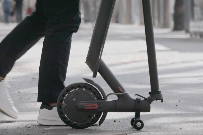 El soporte de Techmotion Electronics para patinete eléctrico facilita su transporte en el transporte público