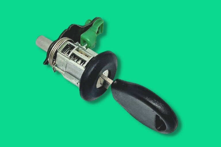 La distribución de recambios adaptados de cerrajería para automóviles, por EGINER