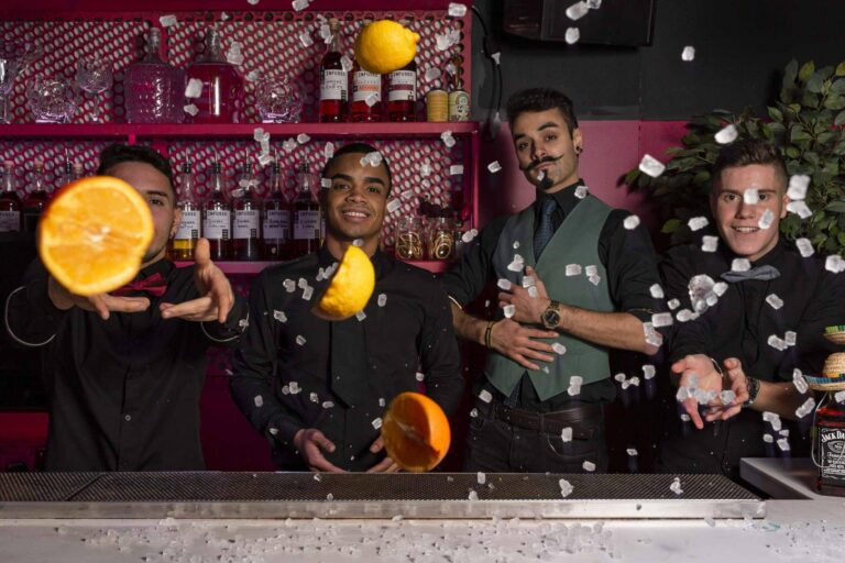 Así son los cursos especializados en bartending y hostelería de la mano de la Escuela Coctelería de Madrid