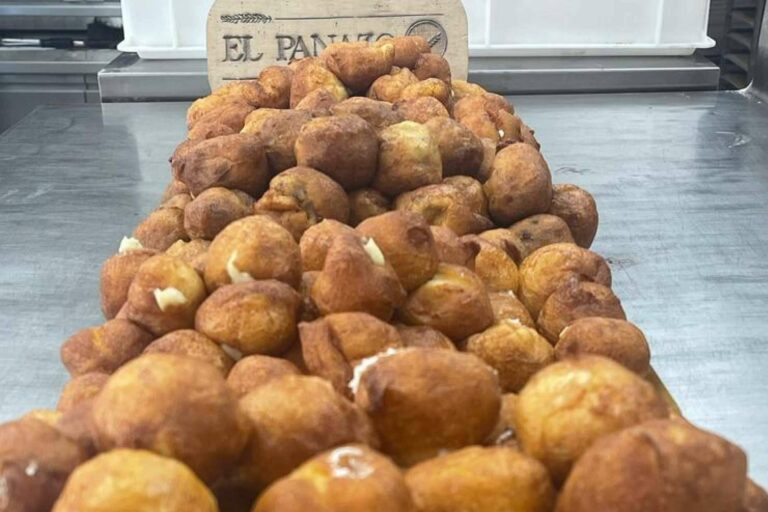 Dulces tradicionales como buñuelos y huesos de santo disponibles en El Panazo