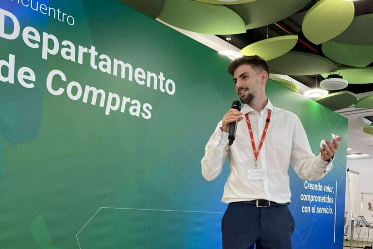 Carlos Estratega usa las redes sociales para ayudar a emprendedores a lograr el éxito