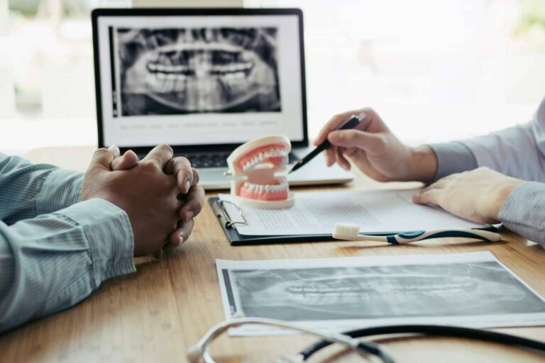 Los profesionales de la Clínica Marta Vallés ofrecen cirugía oral y maxilofacial en Torrevieja