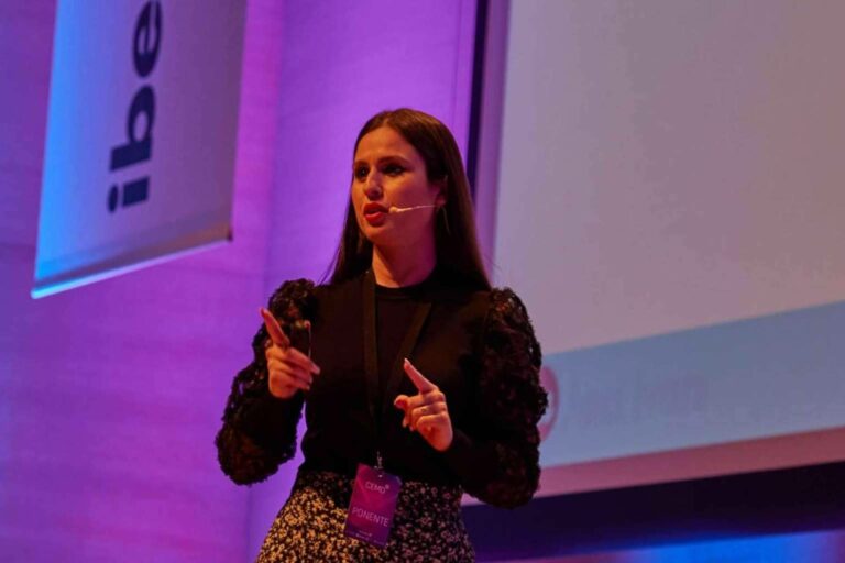 ¿Vivir de internet es posible? De emprendedor a empresario - Ana Ivars