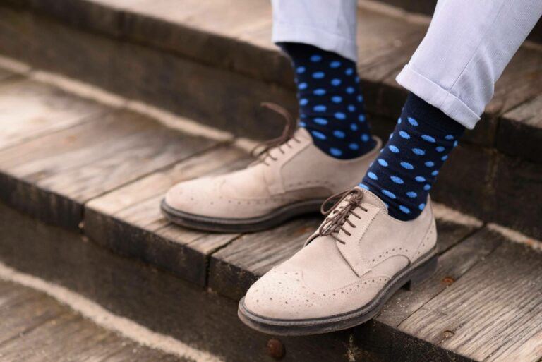 Socks Market destaca los calcetines altos como clave de un look elegante
