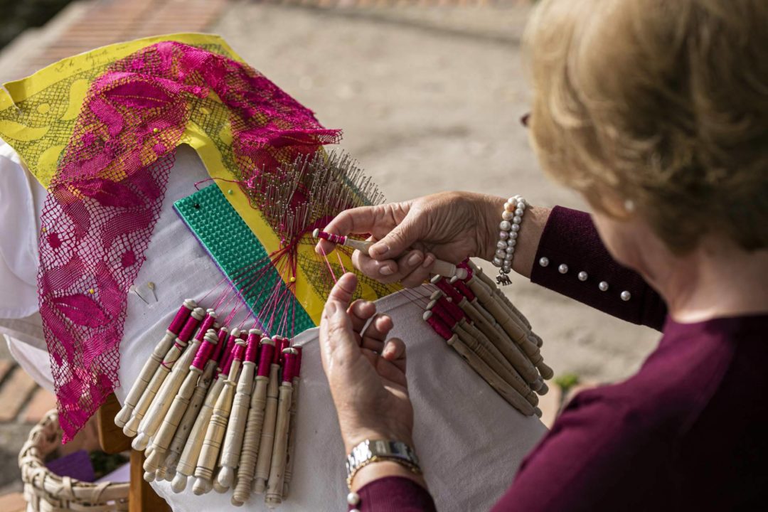 La Red Española de Desarrollo Rural y Redeia impulsan la primera alianza entre artesanos de la España rural, diseñadores y firmas de moda a favor del slow fashion