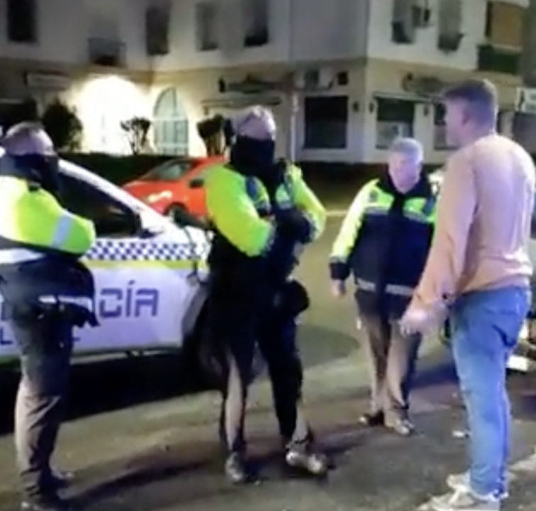 Un policía local de Jerez golpea a un ciudadano - Twitter @TeresaRodr_