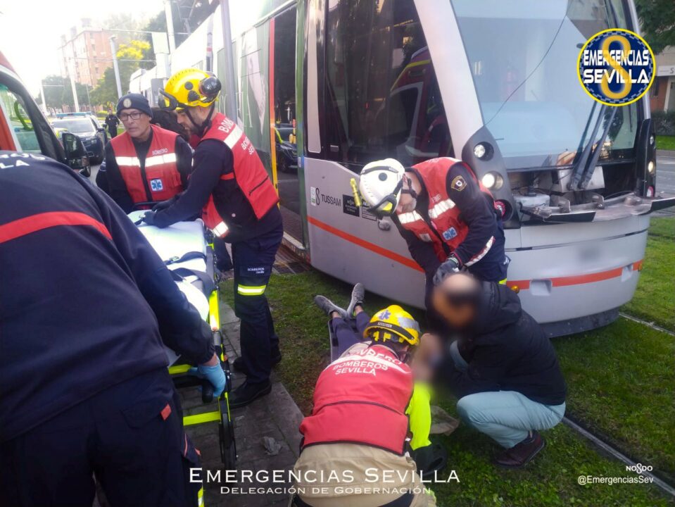 El Metrocentro atropella a dos ancianos - Twitter @EmergenciasSev