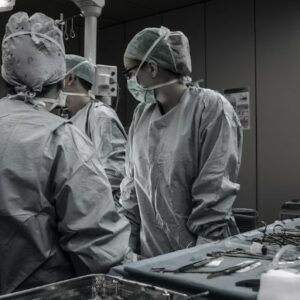 Una mala praxis médica puede derivar en una demanda por negligencia