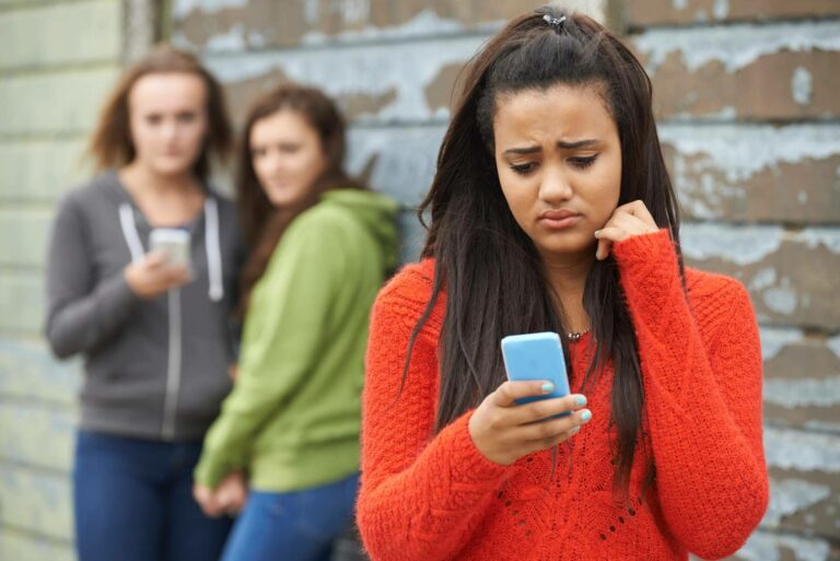 Cómo proceder en casos de ciberacoso por redes sociales, por TQA Abogados