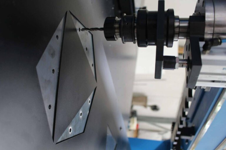 CMA Machine Tools ofrece centros de taladrado/roscado CNC