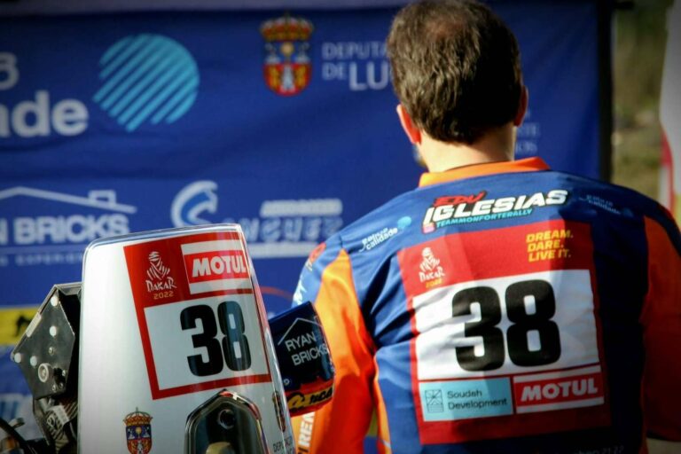 ADHESIVOSEMBARRADOS ofrece ropa personalizada para off road