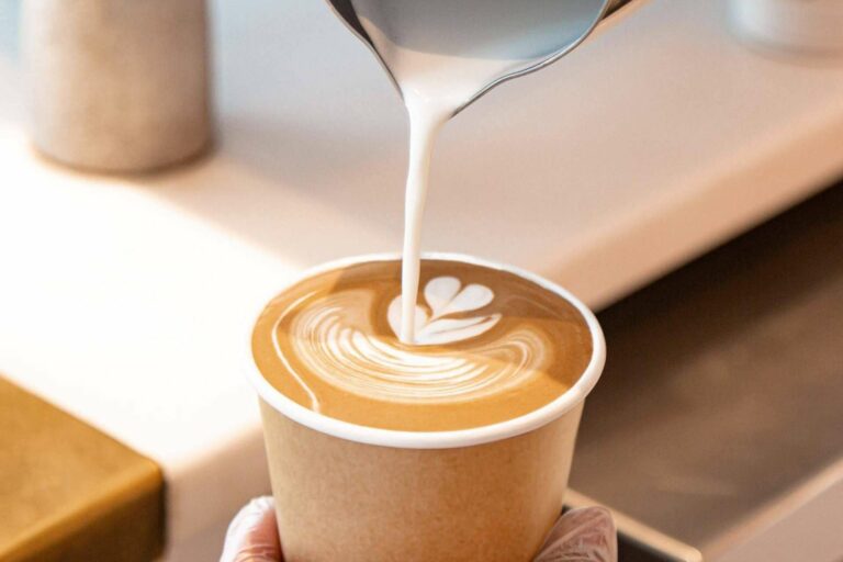 Tomarse un respiro con los vasos de cartón para café de la empresa Punto Qpack