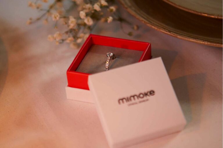 Un anillo de compromiso es una buena opción de regalo navideño