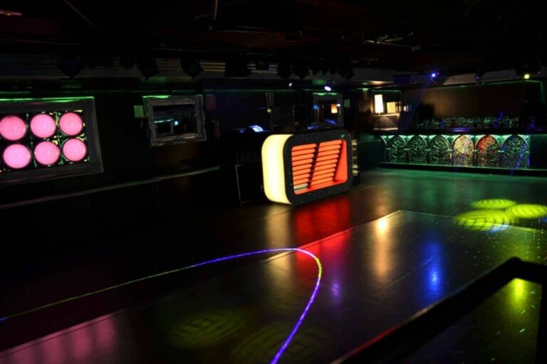 Los amantes de la música de los 80 y 90 pueden disfrutar de Barroko’s Barcelona, una discoteca en Barcelona