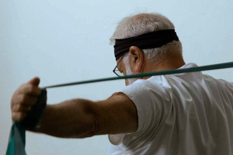 La importancia de entrenar la fuerza en personas mayores de 60 años, con Muévete Conmigo