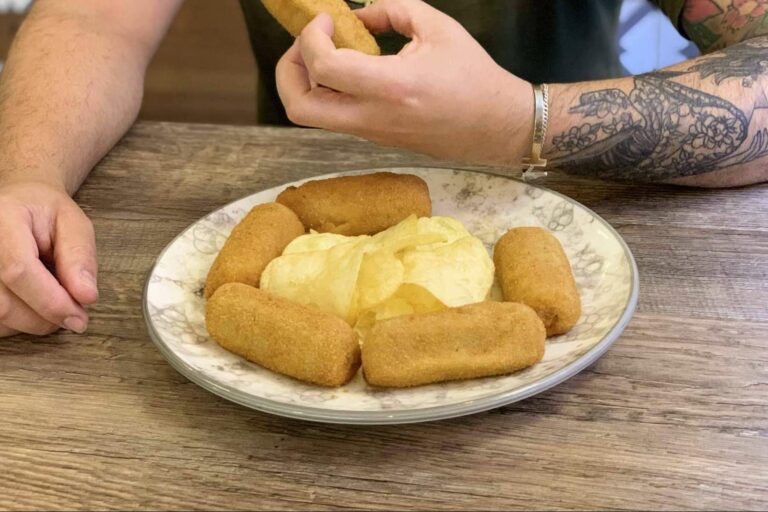 Unas de las croquetas preferidas de los madrileños se encuentran en la Taberna La Española