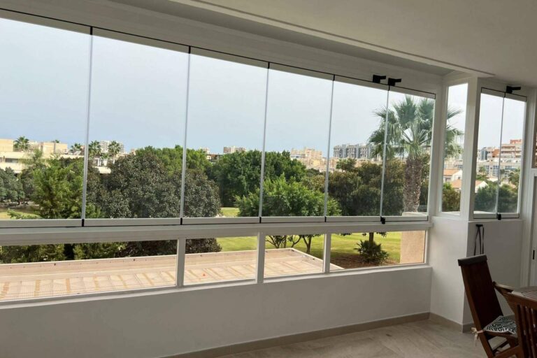 La empresa Proftek brinda cortinas de cristal para terrazas y porches a un precio accesible