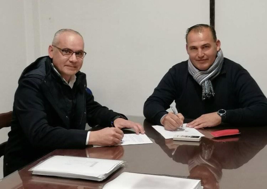 El presidente de la Banda Municipal de Coria del Río firmando el contrato - Facebook