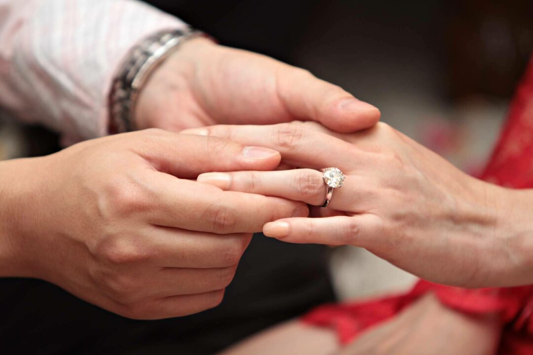 Staring tiene la solución para sorprender a las futuras prometidas con un anillo de compromiso único y personalizado