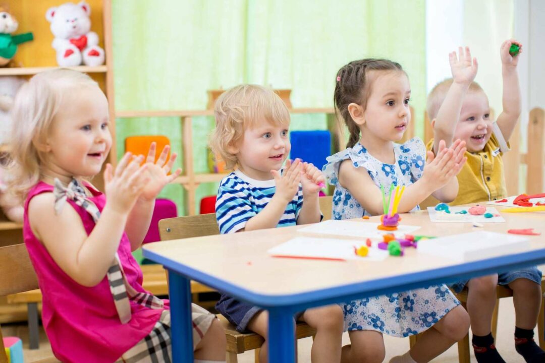 Crear un ambiente ideal para fomentar el desarrollo de los niños pequeños con el mobiliario Montessori