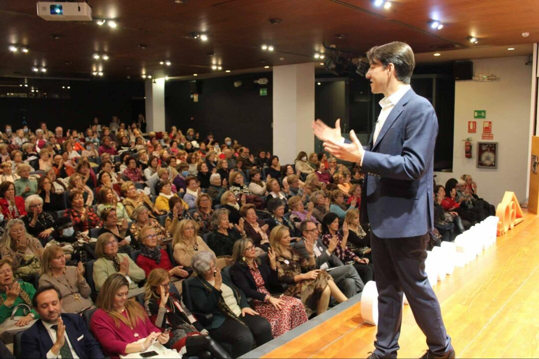 La presentación del libro 'Las 10 claves del bienestar' acoge a más de 200 personas