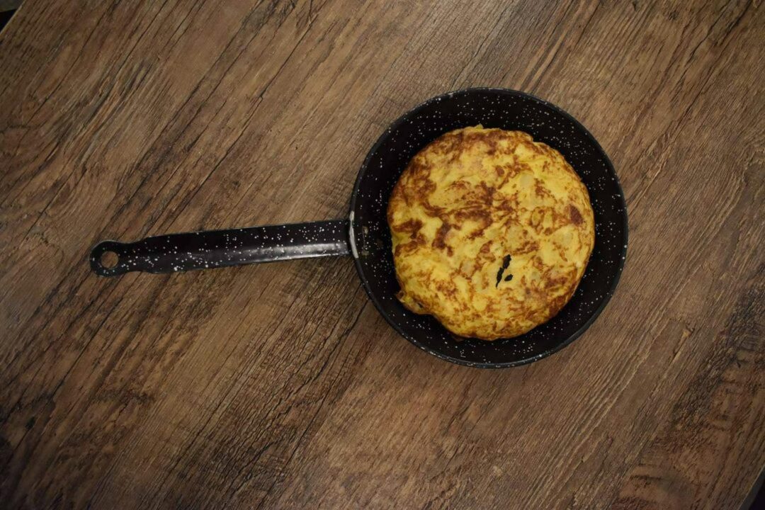 Taberna La Española ofrece a sus comensales una amplia gama de delicias, entre las que se encuentra la tradicional tortilla de patatas