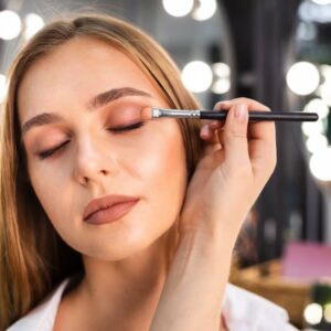 El maquillaje permite a las mujeres expresarse y sentirse seguras de sí mismas