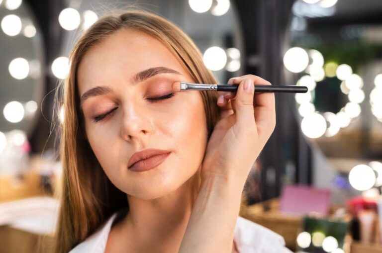 El maquillaje permite a las mujeres expresarse y sentirse seguras de sí mismas