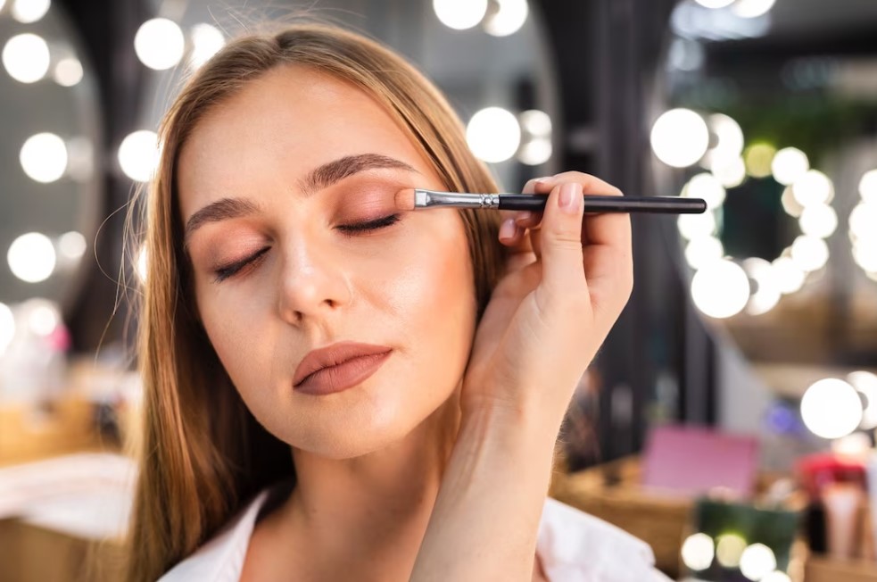 El maquillaje permite a las mujeres expresarse y sentirse seguras de sí mismas