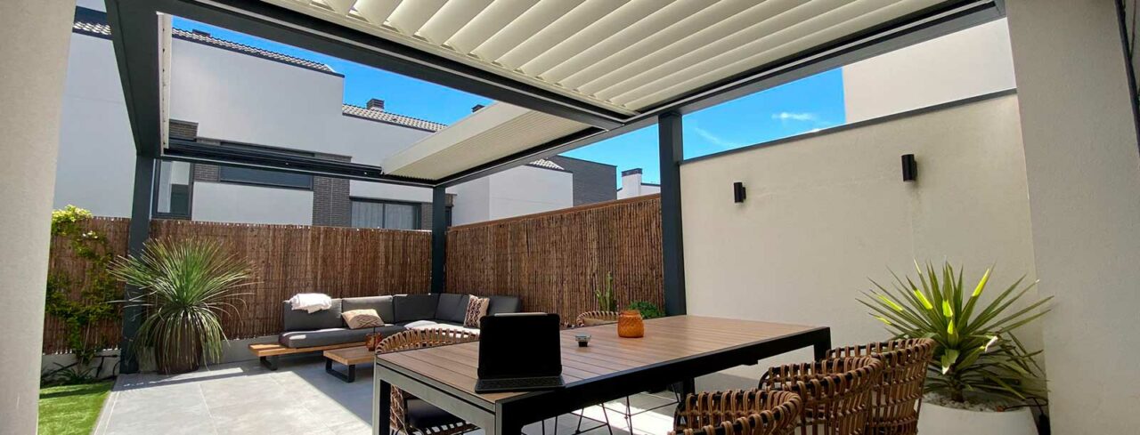 Las pérgolas y las cortinas de cristal: productos prácticos y vistosos de decoración