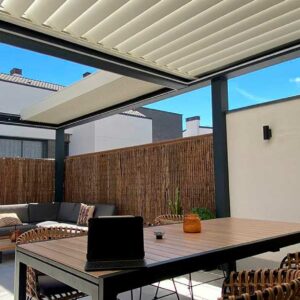 Las pérgolas y las cortinas de cristal: productos prácticos y vistosos de decoración