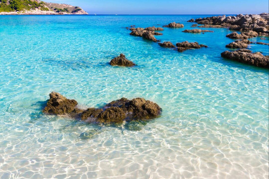 Todo lo que ofrece Cala Ratjada, un paraíso de sol, mar y diversión en Mallorca