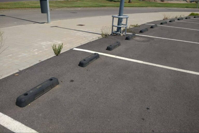 Abadecom contribuye a la economía circular con su tope de parking de plástico reciclado