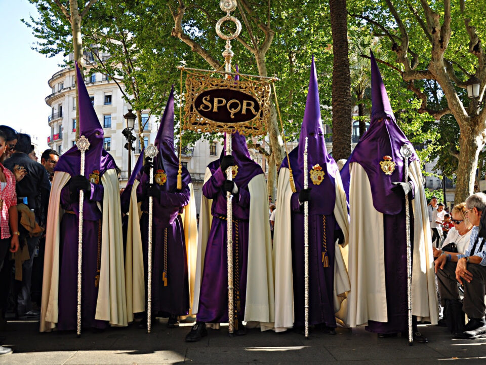 La importancia del traje de nazareno en la Semana Santa de Sevilla