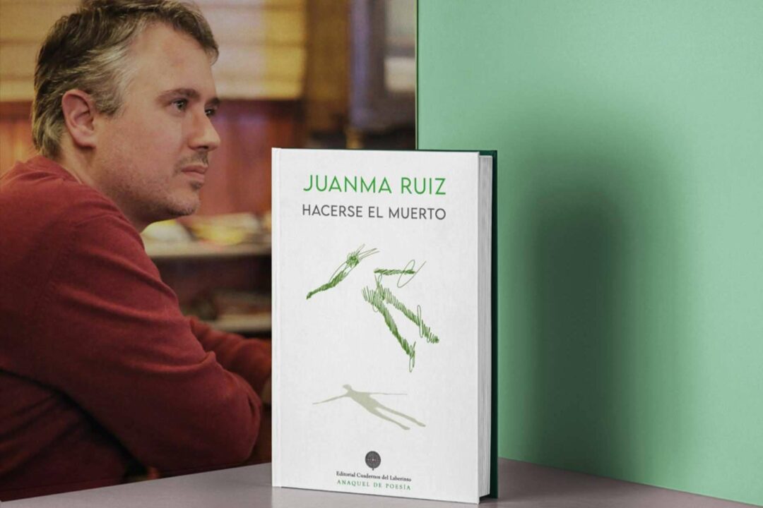 Llega a las librerías el nuevo poemario de Juanma Ruiz, 'Hacerse el muerto', un andamiaje de dolor y esperanza