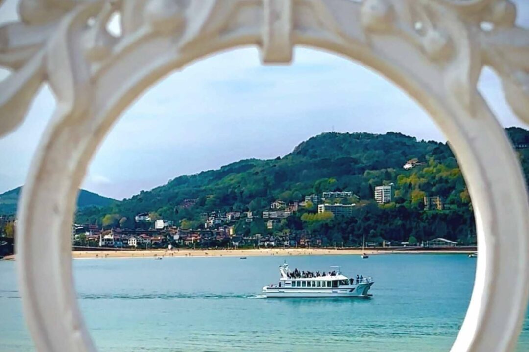 Vivir la experiencia de un paseo en barco por la Bahía de La Concha y la costa de Donostia San Sebastián