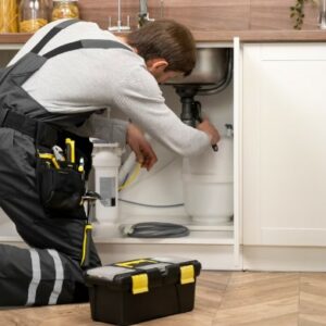 ¿Cómo detectar una fuga de agua en un piso y solucionarla de manera adecuada?